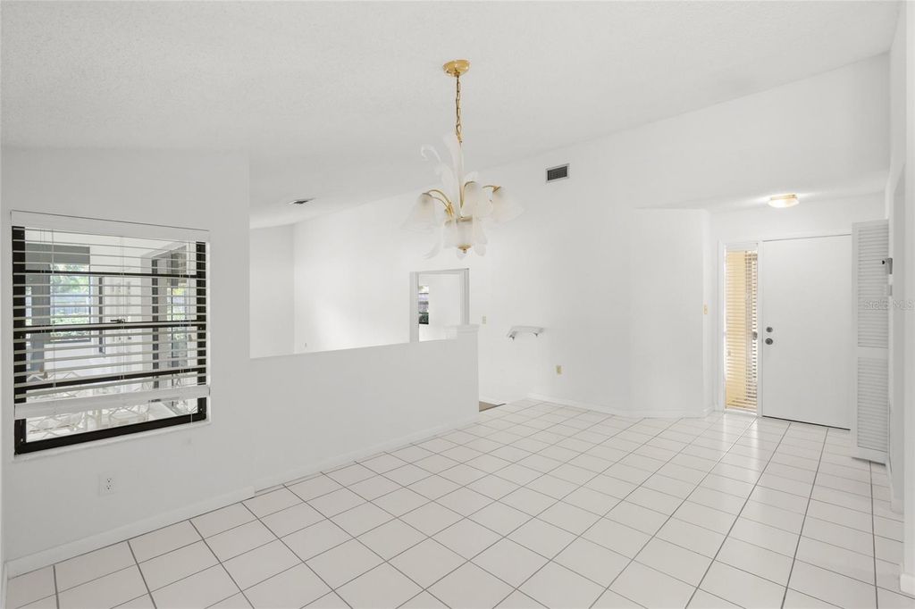 Image 7 of property listing at 4238 CARRIAGE DRIVE 46, Sarasota, FL 34241