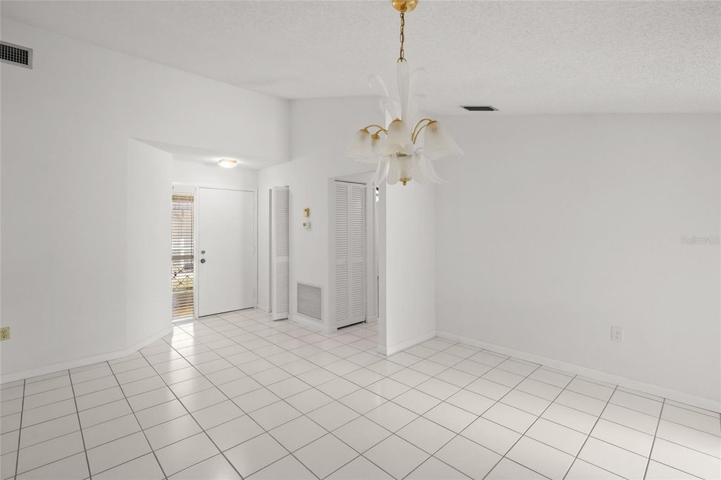 Image 8 of property listing at 4238 CARRIAGE DRIVE 46, Sarasota, FL 34241