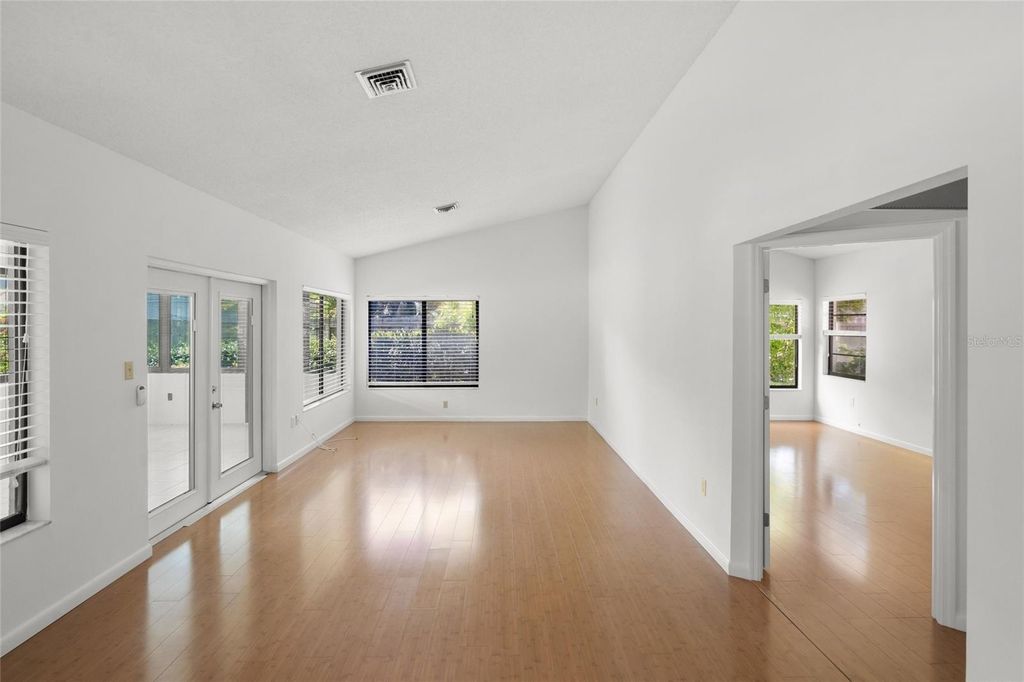 Image 10 of property listing at 4238 CARRIAGE DRIVE 46, Sarasota, FL 34241