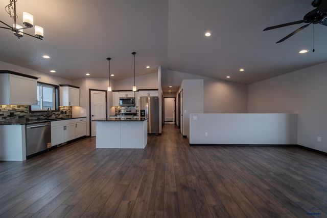 619 BULL RUN DR, Box Elder, SD 57719