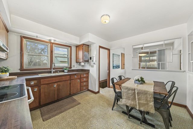 8112 W Daphne STREET, Milwaukee, WI 53223