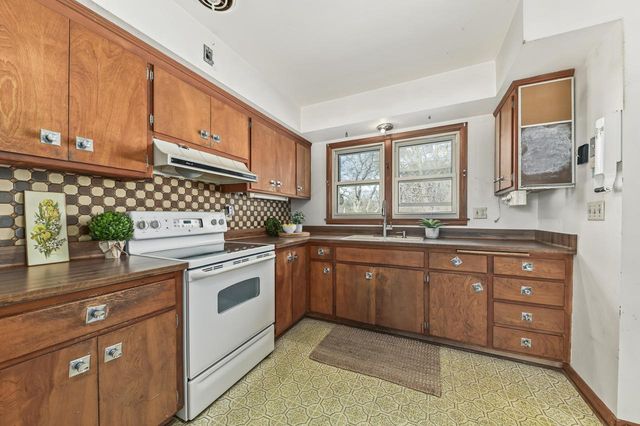 8112 W Daphne STREET, Milwaukee, WI 53223