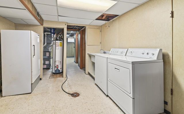 8112 W Daphne STREET, Milwaukee, WI 53223