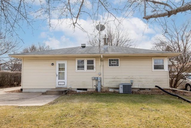 8112 W Daphne STREET, Milwaukee, WI 53223