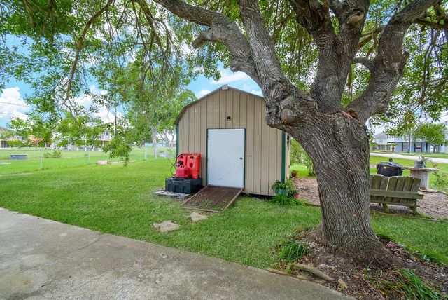 1495 W Bayshore Drive, Palacios, TX 77465