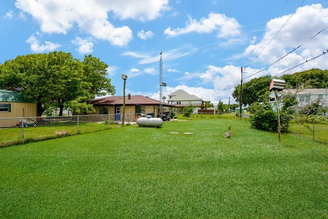 1495 W Bayshore Drive, Palacios, TX 77465