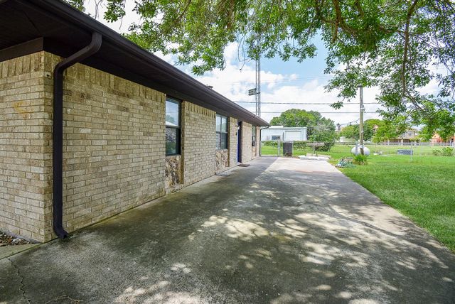 1495 W Bayshore Drive, Palacios, TX 77465