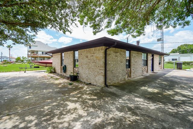 1495 W Bayshore Drive, Palacios, TX 77465