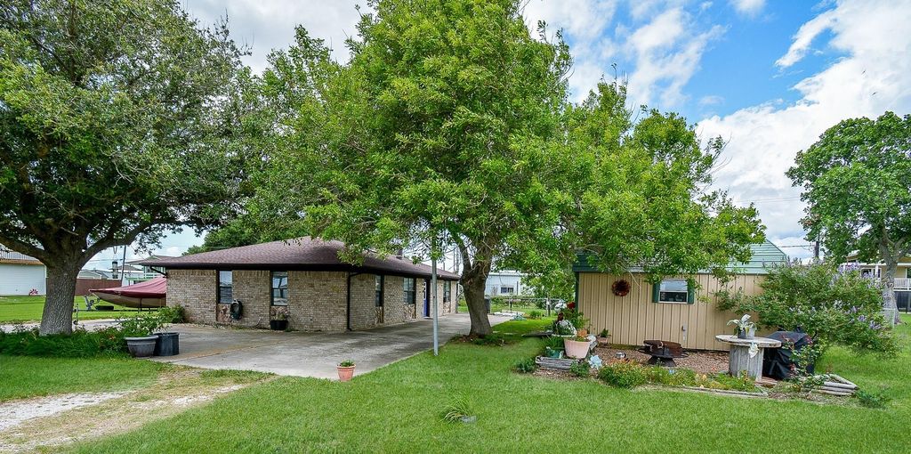 1495 W Bayshore Drive, Palacios, TX 77465