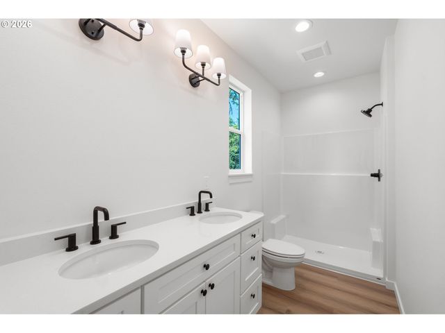 819 S NEVADA Dr, Longview, WA 98632