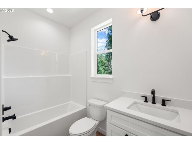 819 S NEVADA Dr, Longview, WA 98632