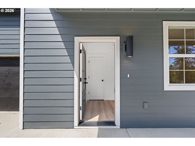 819 S NEVADA Dr, Longview, WA 98632