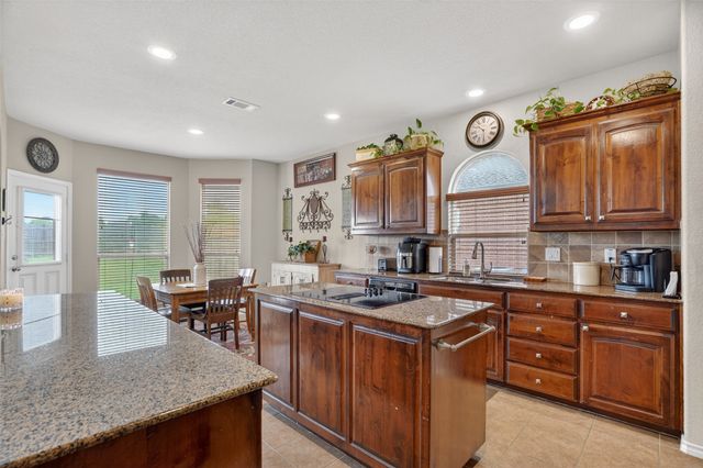 17 Tallwood Lane, Edgecliff Village, TX 76134
