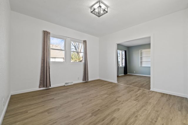 2216 Logan Avenue, Des Moines, IA 50317