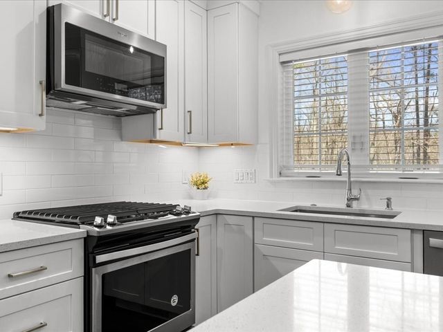 5 Greenbriar Lane, Bellingham, MA 02019