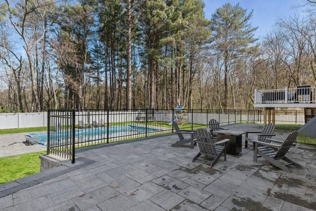 5 Greenbriar Lane, Bellingham, MA 02019