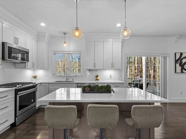 5 Greenbriar Lane, Bellingham, MA 02019