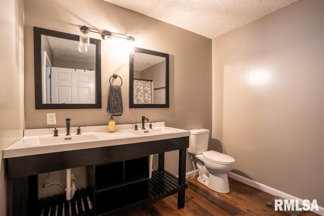 910 FAIRLANE Drive, Marion, IL 62959