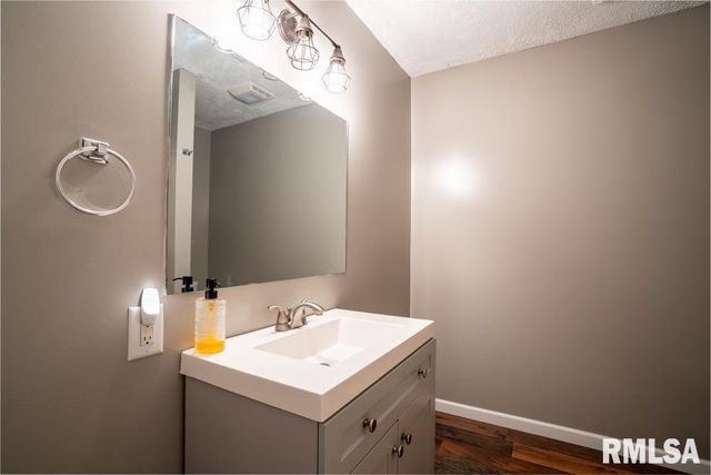 910 FAIRLANE Drive, Marion, IL 62959