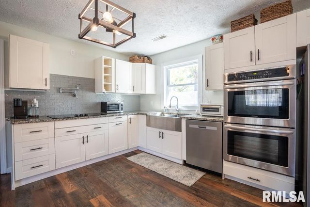 910 FAIRLANE Drive, Marion, IL 62959