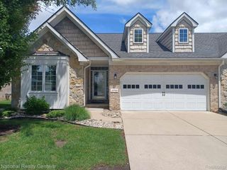 15752 Hunters Grove, Livonia, MI 48154