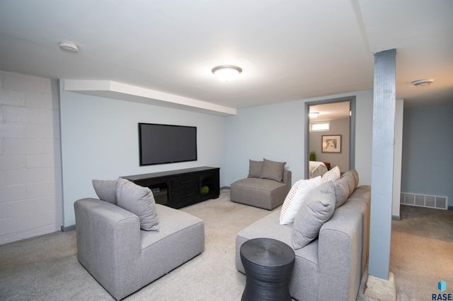 600 S Sneve Ave Avenue, Sioux Falls, SD 57103