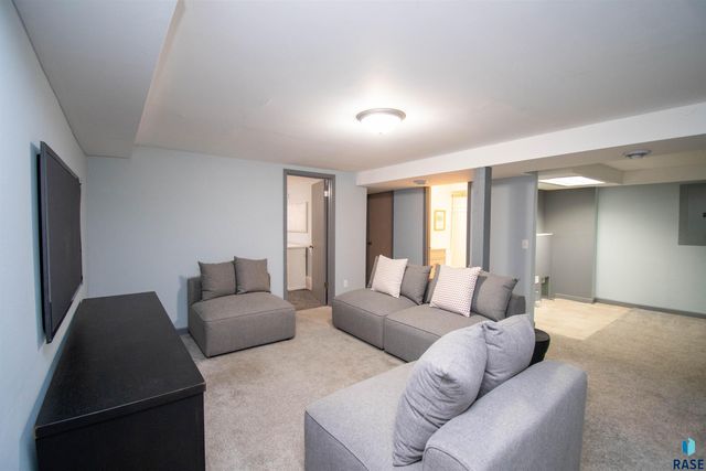 600 S Sneve Ave Avenue, Sioux Falls, SD 57103