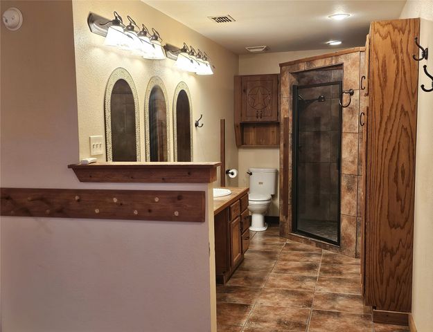 529 Wildewood Drive, Chandler, TX 75758