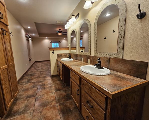 529 Wildewood Drive, Chandler, TX 75758