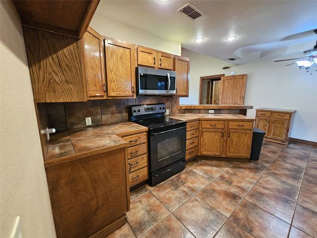 529 Wildewood Drive, Chandler, TX 75758