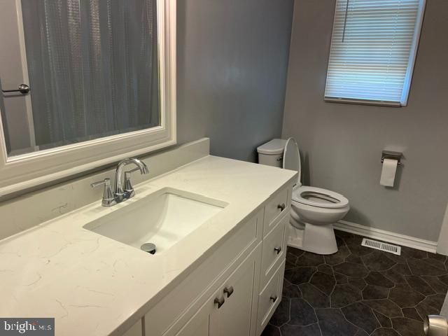 322 TENBY CHASE DR, Delran, NJ 08075