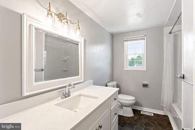 322 TENBY CHASE DR, Delran, NJ 08075