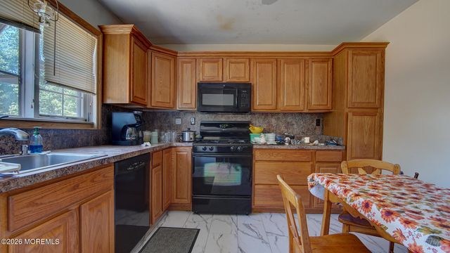 39 Tilton Avenue, South Toms River, NJ 08757