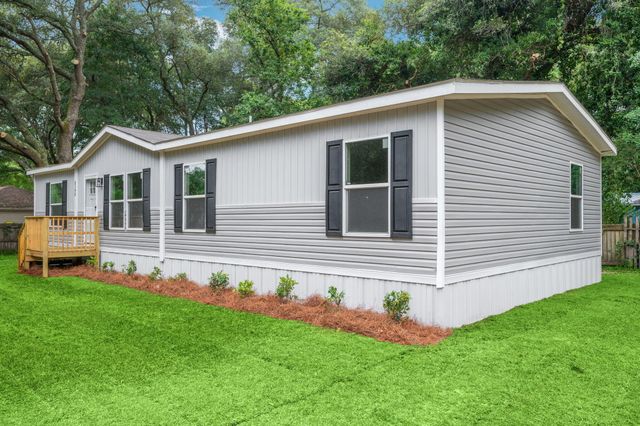 524 E Tiger Lily Lane, Defuniak Springs, FL 32433