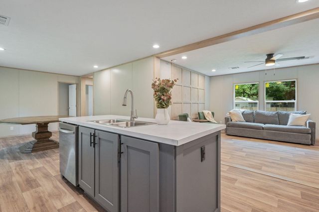 524 E Tiger Lily Lane, Defuniak Springs, FL 32433