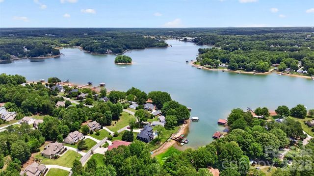 128 Creekside Crossing Lane, Mooresville, NC 28117