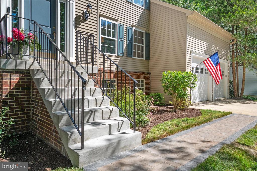 Image 3 of property listing at 645 PLANTATION BLVD, West River, MD 20778