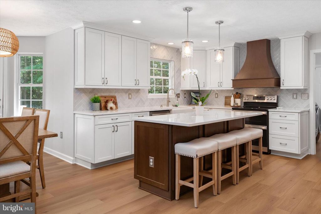 Image 7 of property listing at 645 PLANTATION BLVD, West River, MD 20778