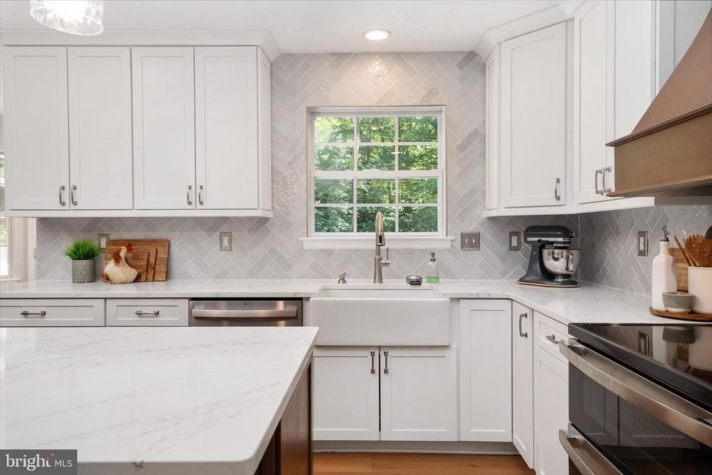 Image 8 of property listing at 645 PLANTATION BLVD, West River, MD 20778