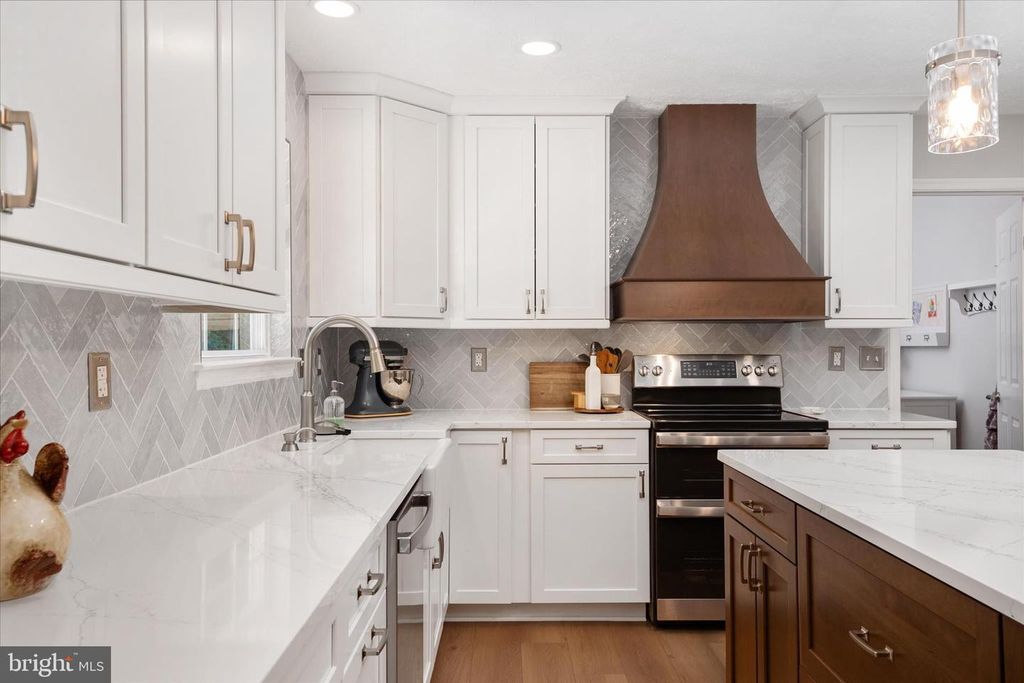 Image 9 of property listing at 645 PLANTATION BLVD, West River, MD 20778