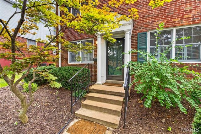 9066 W Swan Circle Drive, Brentwood, MO 63144