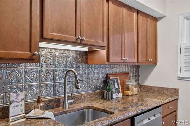 9066 W Swan Circle Drive, Brentwood, MO 63144