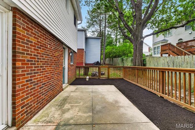 9066 W Swan Circle Drive, Brentwood, MO 63144