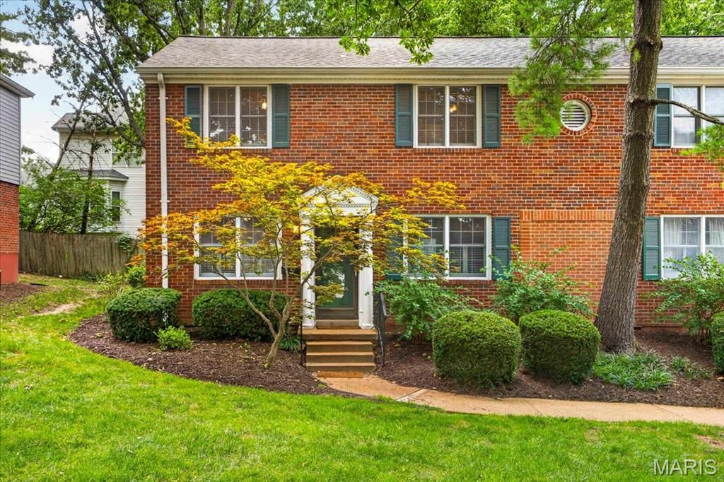 9066 W Swan Circle Drive, Brentwood, MO 63144