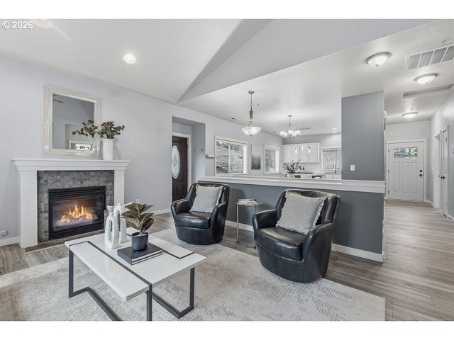 7704 Sw CRESMOOR Dr, Beaverton, OR 97008