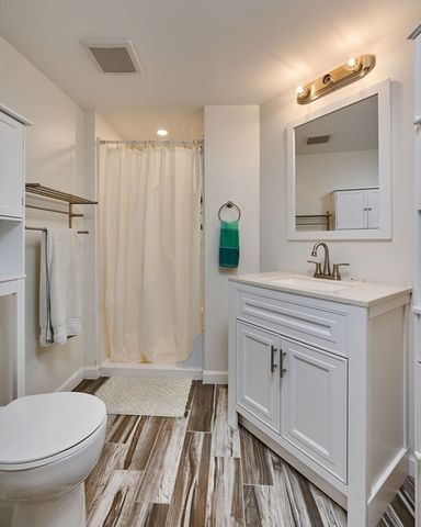 194 Pleasant St, East Longmeadow, MA 01028