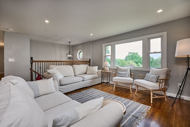 194 Pleasant St, East Longmeadow, MA 01028