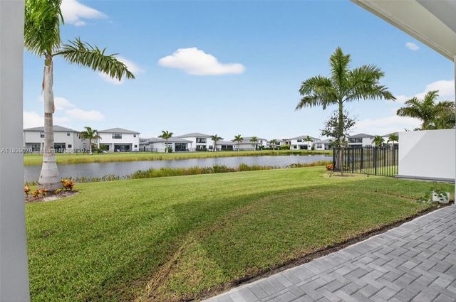 8317 Essex Country Club Dr, Boca Raton, FL 33434