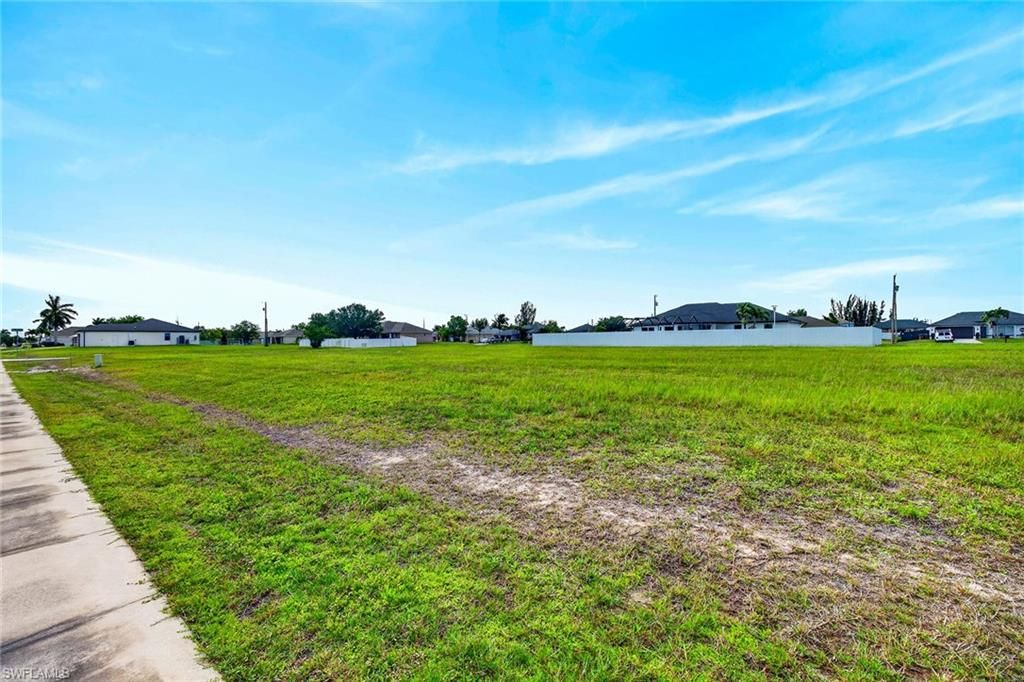Image 7 of property listing at 2806 Tropicana PKWY W, Cape Coral, FL 33993