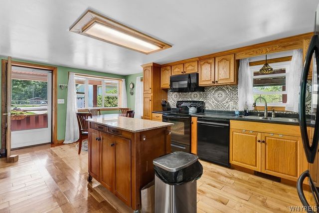 4015 Mapleton Road, Wheatfield, NY 14120
